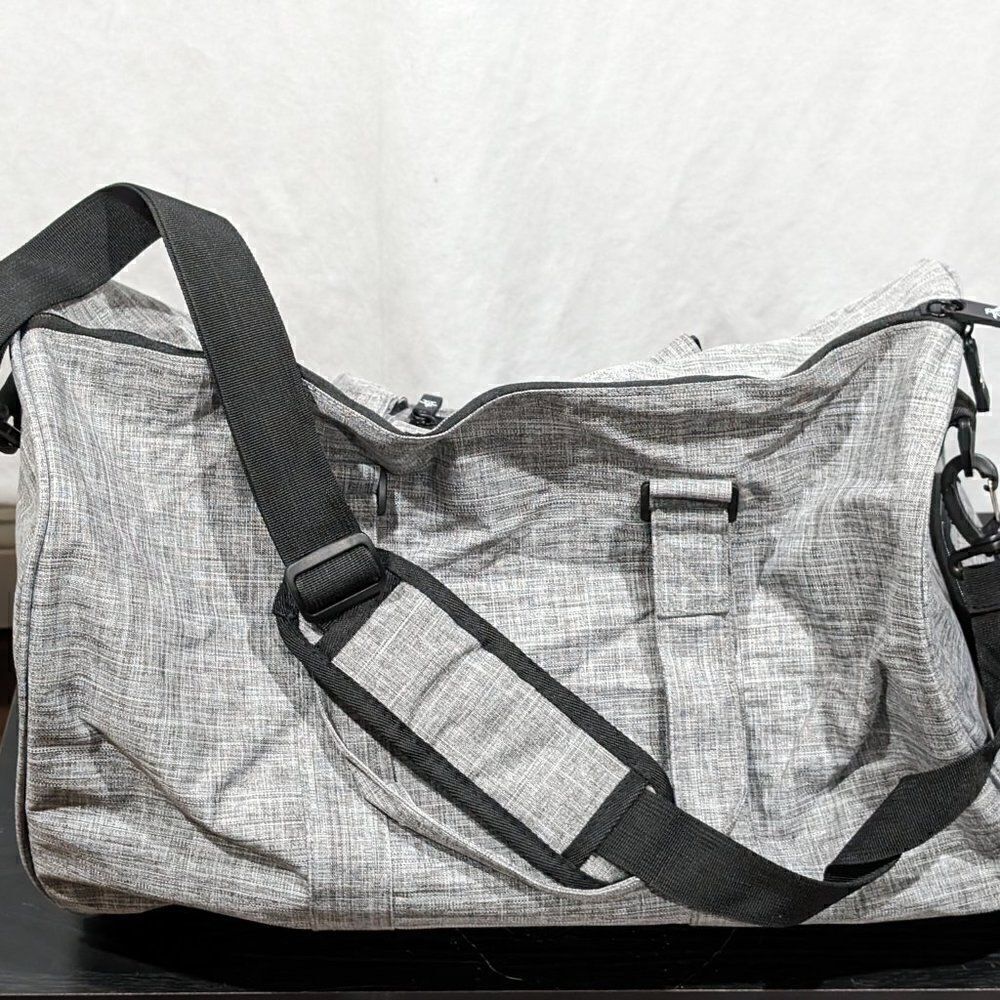 BNWT Original Penguin Weekender Duffel‎ - Picture 2 of 5